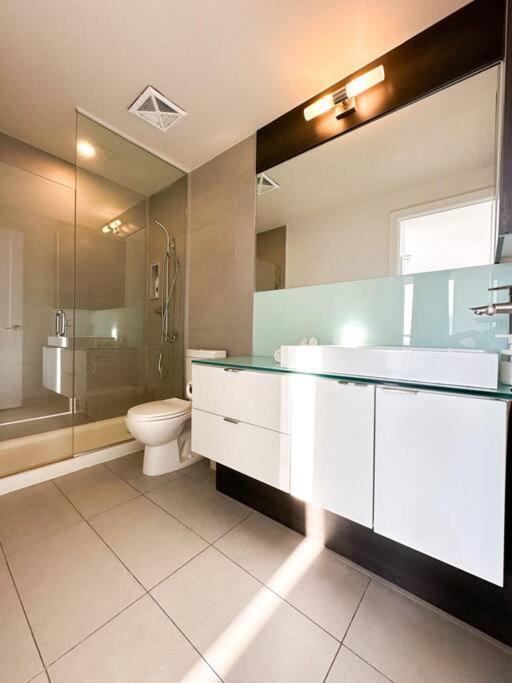 Elegant Suites - City Views, Lake View, Free Parking Toronto Exterior foto