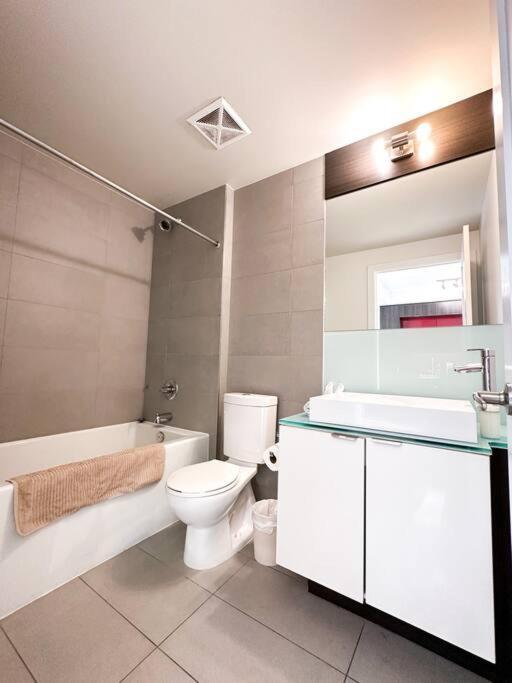 Elegant Suites - City Views, Lake View, Free Parking Toronto Exterior foto